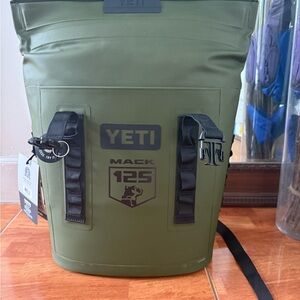YETI Men Bag Mack Cooler 125 Lab Olive Duffel M12

YETI Hopper M15 Soft Cooler